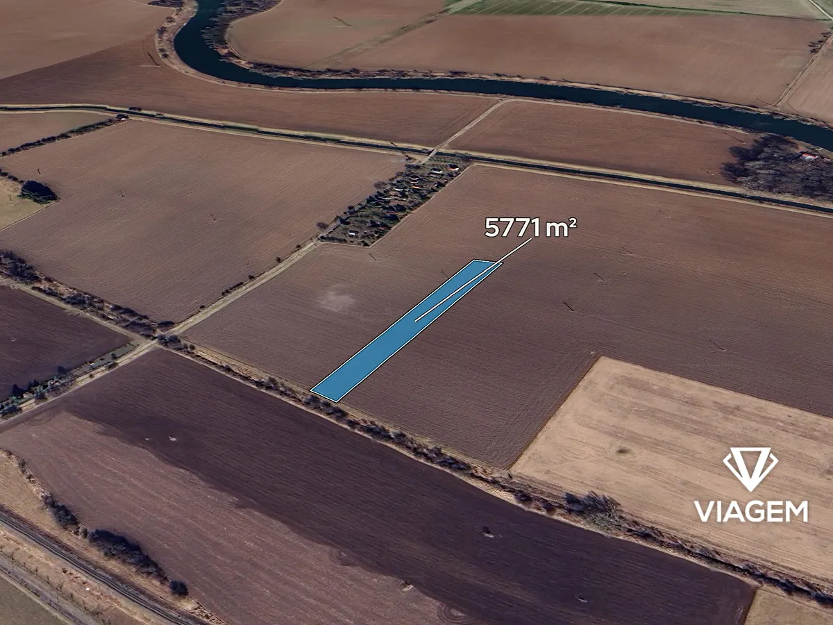 Prodej podílu 1/2 pole 2885 m²